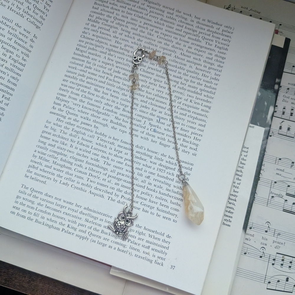 Elegant Silver and Cream Pendant Necklace